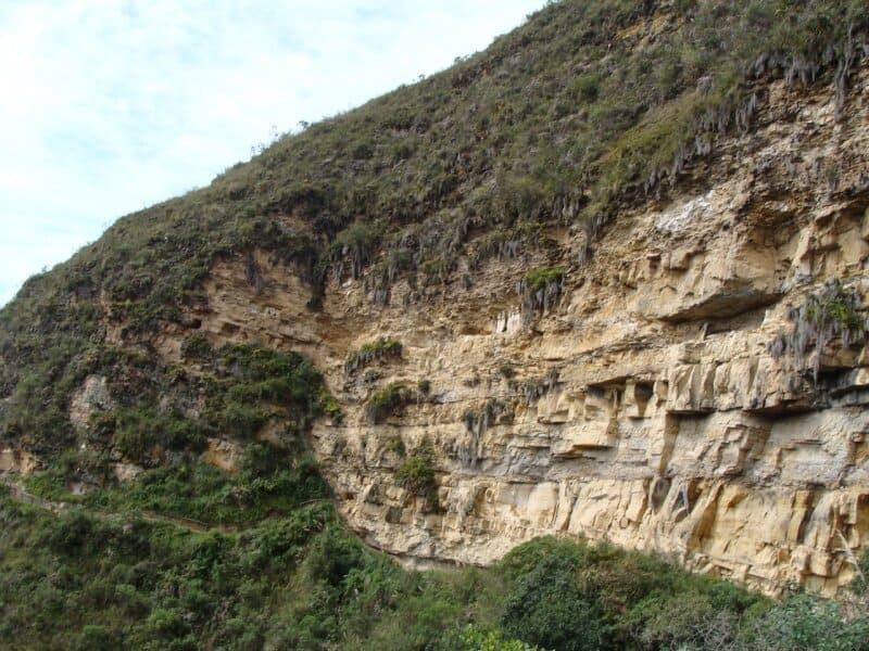 Les sarcophages de Karajía dans la montagne