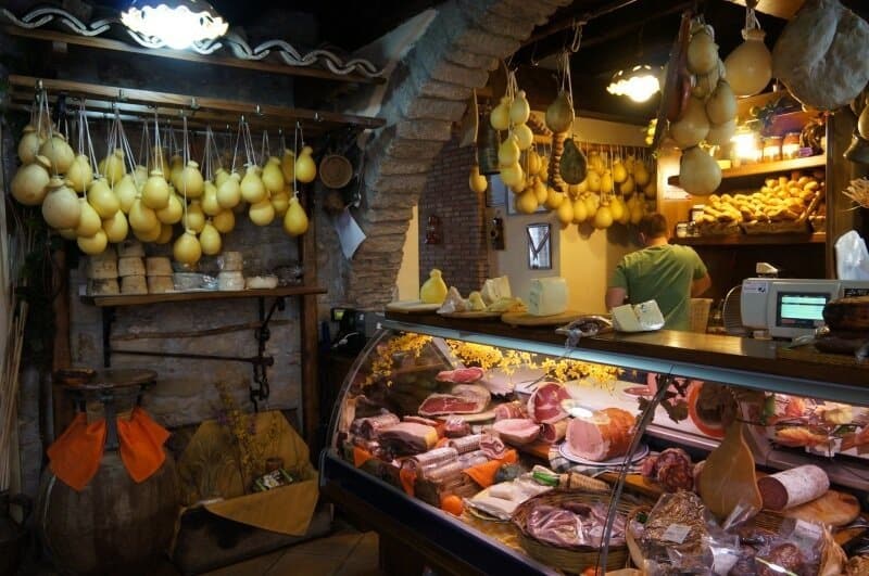 Un comptoir qui met l'eau à la bouche Charcuterie à la Salumeria à Floresta