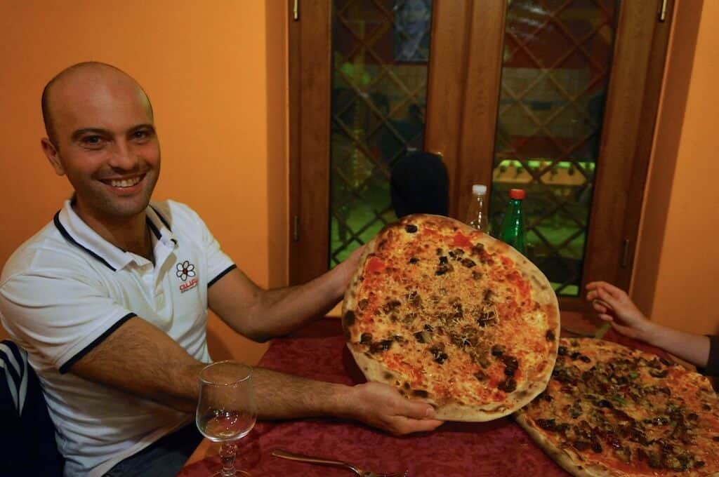 Pizza géante de plus de 50cm de long : trop c'est trop Les légendaires pizzas géantes
