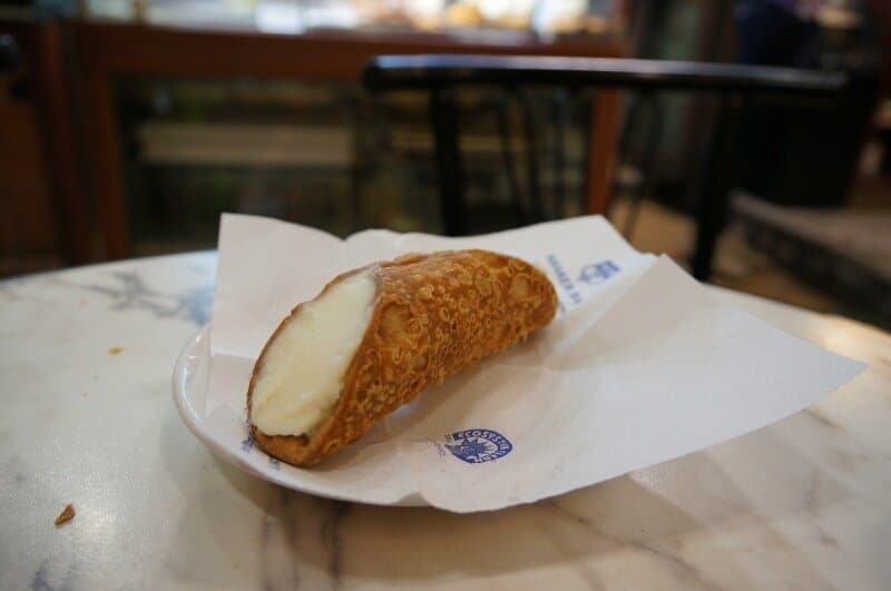 Un biscuit frit fourré à la riccota : le cannolo de ricotta Cannolo de ricotta classique