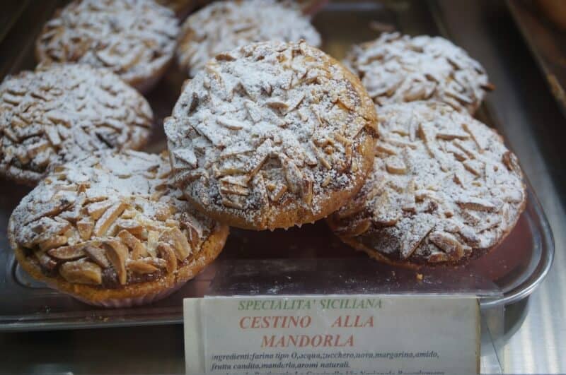 ça donne faim : des pâtisseries typiques à Taormina Cestino alla mandorla, aux amandes