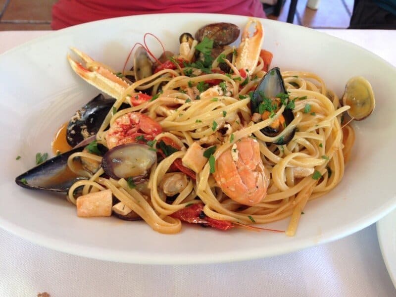 Dans un restaurant de plage à Isola Bella Assiette de pâtes aux fruits de mer,
